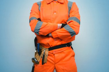 Onun el ele tutuşarak Oluşturucusu inşaat işçisi göğsünde geçti. Emanet iş kavramı.