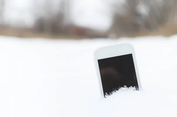 Teléfono Móvil Perdido Con Pantalla Blanco Nieve Invierno Carretera — Foto de Stock