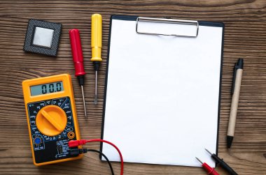 Boş kağıt listesi, kalem, Multimetre ve Tornavidalar Elektrikçi çalışma arka plan kopya alanı ile masa. Elektrik iş.