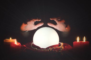 Sihirli masa arkasında kristal küre. Gelecek okuma.