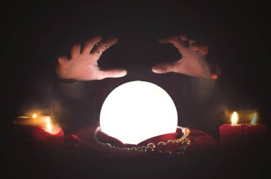 Sihirli masa arkasında kristal küre. Gelecek okuma.