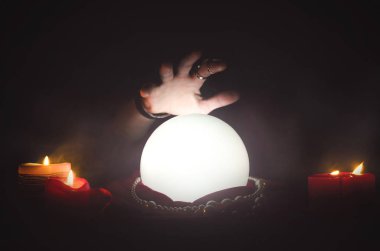 Sihirli masa arkasında kristal küre. Gelecek okuma.