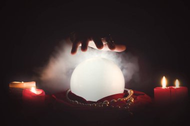 Sihirli masa arkasında kristal küre. Gelecek okuma.