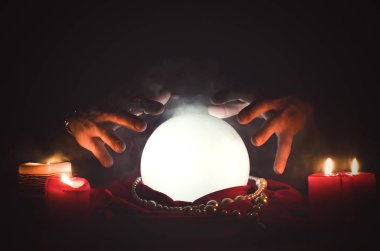 Sihirli masa arkasında kristal küre. Gelecek okuma.