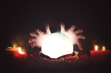 Sihirli masa arkasında kristal küre. Gelecek okuma.