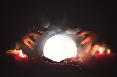 Sihirli masa arkasında kristal küre. Gelecek okuma.