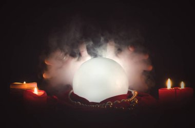 Sihirli masa arkasında kristal küre. Gelecek okuma.