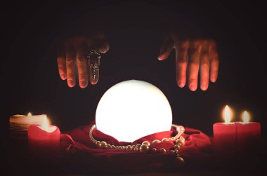 Sihirli masa arkasında kristal küre. Gelecek okuma.