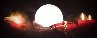 Sihirli masa arkasında kristal küre. Gelecek okuma.