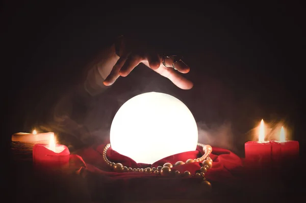 Sihirli masa arkasında kristal küre. Gelecek okuma.