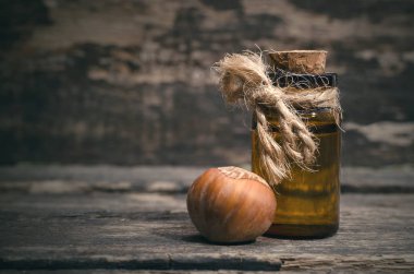 Ahşap masa arka plan üzerinde şişede Fındık ceviz yağı.