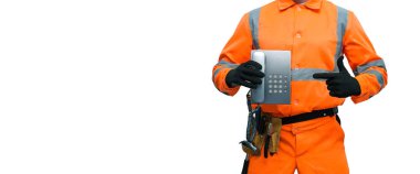 Oluşturucu işçi kopya alanı ile beyaz bir arka plan üzerinde izole bir ahize telefon elinde tutuyor. Bir tamirci kavram ara. Bize ulaşın.
