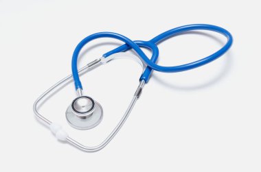 Gri arka plan üzerinde izole stetoskop.