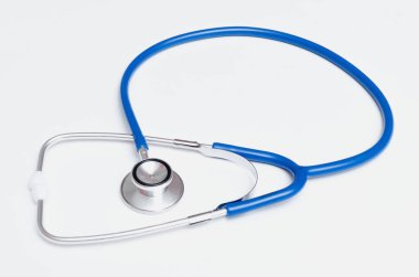 Gri arka plan üzerinde izole stetoskop.
