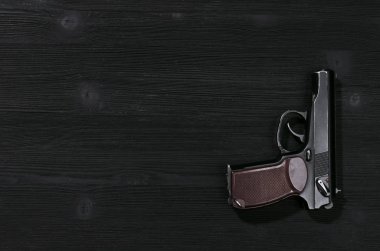 Siyah ahşap masa arka plan kopya alanı ile silah.