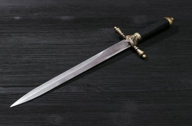 Siyah ahşap arka plan üzerinde izole hançer bıçak.