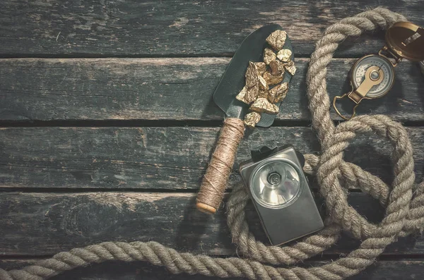 Compas Goldklumpen Auf Dem Spaten Seil Und Vintage Taschenlampe Auf — Stockfoto