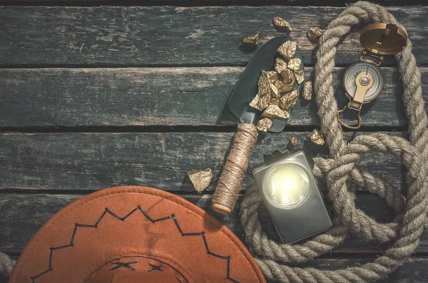 Compas Goldklumpen Auf Dem Spaten Seil Und Vintage Taschenlampe Auf — Stockfoto