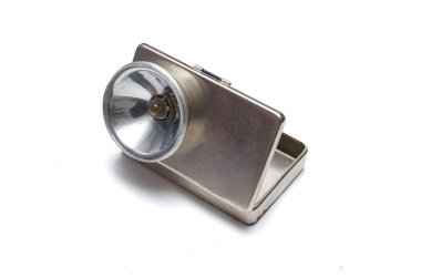 Beyaz arka plan üzerinde izole metal retro tarzı el feneri.