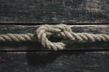 Ahşap yüzey zemin üzerine ip düğüm.