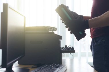 Lazer kartuş toner dolum veya kavramı onarın. Ofis donanımları bakım kavramı.