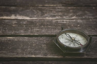Ahşap masa arka plan kopya alanı ile üzerinde Vintage pusula.
