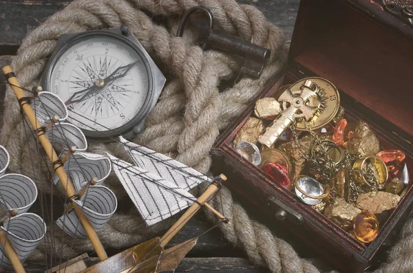 Pirátská Loď Mapa Pokladu Truhlici Plnou Zlaťáků Kompas Dřevěný Stůl — Stock fotografie