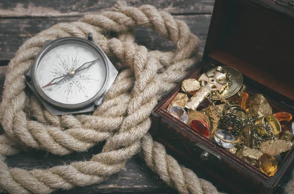 Pirát Pokladem Plné Zlata Kompas Kotevní Lano Pozadí Dřevěný Stůl — Stock fotografie