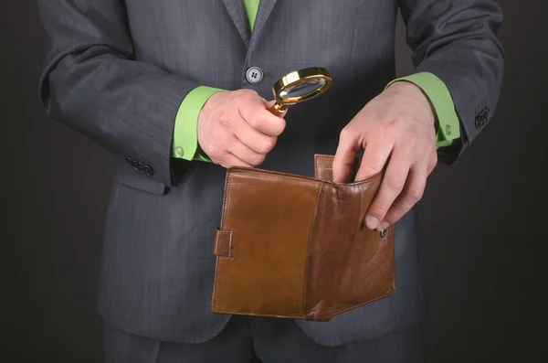 Geschäftsmann Sucht Geld Seiner Leeren Brieftasche Mit Der Lupe Der — Stockfoto