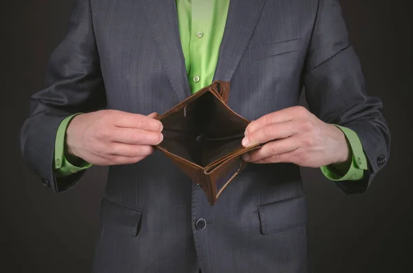 Bir iş adamı boş cüzdan eller. Para için arama. Borçları. Düşük ücretler. Yeterli karşılığı.