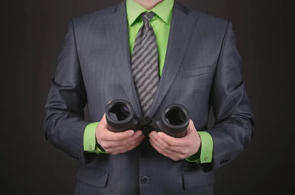 Ferngläser Der Hand Eines Geschäftsmannes Auf Dunkelschwarzem Hintergrund — Stockfoto