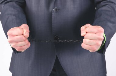 Ellerim kelepçeli bir işadamı üzerinde beyaz bir arka plan üzerinde izole eller.
