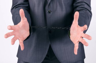 Ellerim kelepçeli bir işadamı üzerinde beyaz bir arka plan üzerinde izole eller.