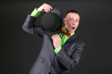 Korkmuş dışarı bakılırsa bir melon şapka siyah bir zemin üzerine onun elinde işadamıdır. Komplo kavramı.