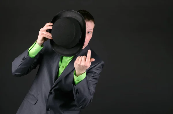 Uomo Sta Guardando Fuori Cappello Bowler Una Mano Sta Chiamando — Foto Stock