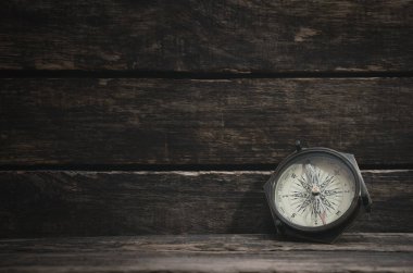 Ahşap masa arka plan kopya alanı ile pusula. Seyahat kavramı.