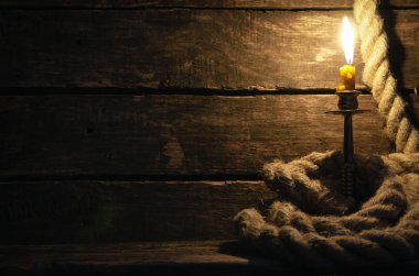İp demirleme ve mum yanan bir korsan Kaptan masaya. Deniz seyahat kavramı.