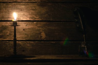 Quill'in kalem inkpot ve yazar Resepsiyon Masa artalanını kopya alanı ile yanan mum. Eğitim kavramı.