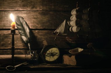 Antik kaydırma hazine haritası, deniz gemi, pusula, günlüğü, anahtar, deniz kıyısı ve tüy kalem korsan Kaptan tablo arka plan üzerinde. Deniz seyahat veya macera.