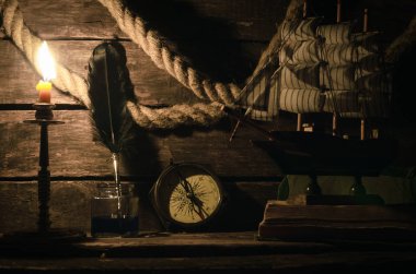 Deniz seyahat arka plan. Korsan kavramı. Deniz gemi, bir inkpot, pusula, günlüğü kitap ve bağlama ipi Kaptan tablo arka plan üzerinde tüy kalem.