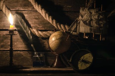 Deniz seyahat arka plan. Korsan kavramı. Deniz gemi, küre, tüy kalem inkpot, pusula, Kaptan tablo arka plan üzerinde günlüğü kitap ve bağlama ipi.