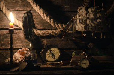 Deniz seyahat arka plan. Korsan kavramı. Deniz gemi, tüy kalem, inkpot, pusula, kitap, halatı ve cep bir kaptan tablo arka plan üzerinde izlemek.