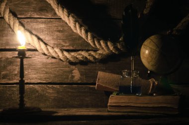 Deniz seyahat arka plan. Arka plan macera. Küre, demirleme ip, kaydırma harita, tüy kalem inkpot günlüğü kitap ve yanan mum bir ahşap Kaptan tablo.