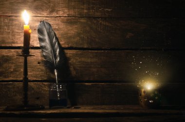 Quill'in kalem inkpot ve yazar Resepsiyon Masa artalanını kopya alanı ile yanan mum. Eğitim kavramı.