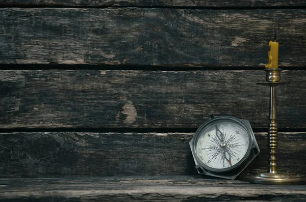 Kompas Svíčka Pozadí Dřevěný Stůl Kopie Prostoru Cestování Nebo Dobrodružství — Stock fotografie
