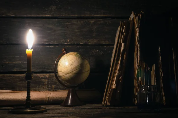 Caneta Quill Tinteiro Globo Pilha Livros Luz Vela Acesa Fundo — Fotografia de Stock