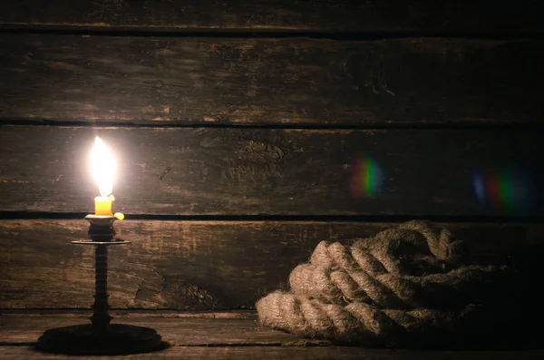 İp demirleme ve mum yanan bir korsan Kaptan masaya. Deniz seyahat kavramı.