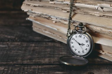 Cep saati ve yazar masasında kitap yığını. Okula dönüş.