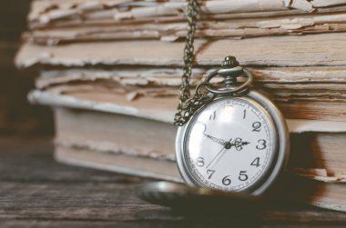 Cep saati ve yazar masasında kitap yığını. Okula dönüş.