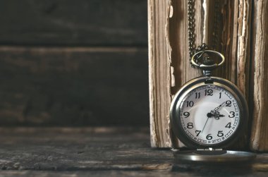 Cep saati ve yazar masasında kitap yığını. Okula dönüş.